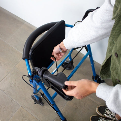 Andador plegable de 4 ruedas y frenos en manetas