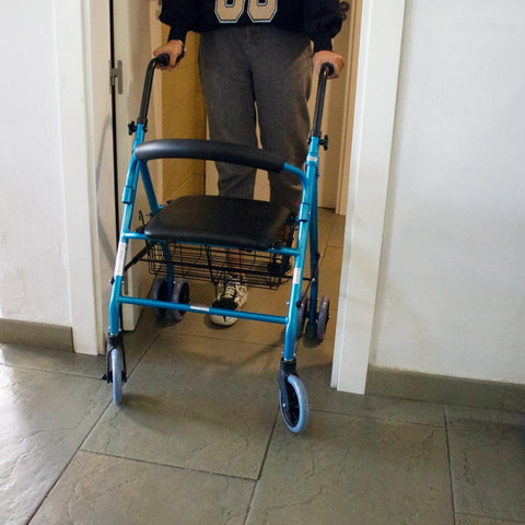 Andador plegable de 4 ruedas y frenos por presión