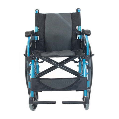Silla de ruedas plegable con respaldo partido y reposabrazos abatible color azul
