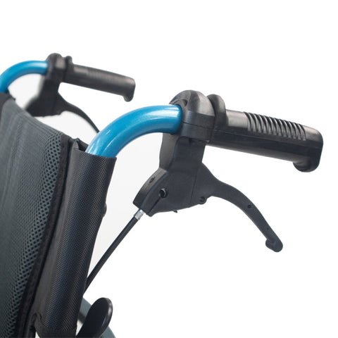 Silla de ruedas plegable con respaldo partido y reposabrazos abatible color azul